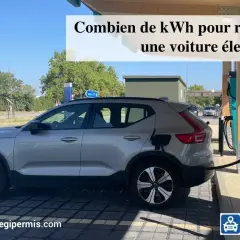 Une voiture électrique grise est branchée à une borne de recharge. La question "Combien de kWh pour recharger une voiture électrique ?" est affichée.