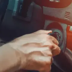 Main tenant la clé de contact, j'entends un bruit de ferraille quand je roule au ralenti. La voiture a besoin d'une réparation.