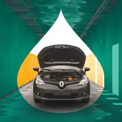 Une Clio 4 grise, capot ouvert, prête pour sa révision. L'image évoque la maintenance et le soin apporté à votre véhicule.