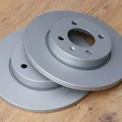 Deux disques de frein Renault neufs, parfaits pour votre site pour trouver numéro OEM Renault.