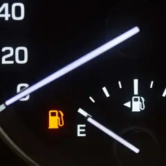 Voyant essence allumé, le réservoir est presque vide. Combien de km avant la panne ?