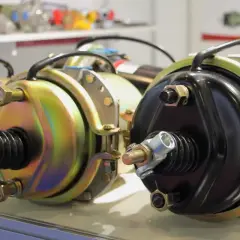 Pièces de rechange pour camions : plusieurs servo freins, prêts pour un remplacement.
