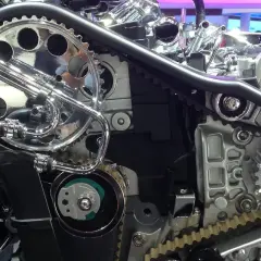 Détail d'un moteur avec courroie de distribution crantée, prête à générer un bruit courroie de distribution si usée.