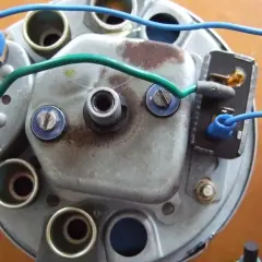 Vue arrière d'un tableau de bord, avec un fusible jauge carburant et des fils bleus et verts connectés.