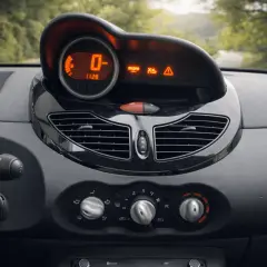 Tableau de bord d'une Twingo 2, prêt pour la vidange. Le compteur affiche 0 km/h, avec des voyants moteur et d'alerte allumés.