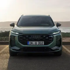 Audi Q3 vert, prêt pour l'aventure. Pensez au tarif entretien Audi Q3 pour vos futurs voyages.