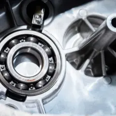 Roulement de voiture en gros plan, prêt pour une ligne droite. Le bruit du roulement est imminent.