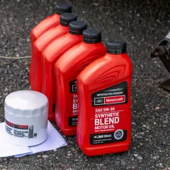 Huile 5W-30 Motorcraft pour quel moteur ? Un bidon d'huile et un filtre à huile Ford sont prêts pour une vidange.