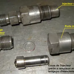 Pièces d'un injecteur essence : porte-injecteur, corps, bouchon et injecteur complet. Idéal pour tester ou remplacer.