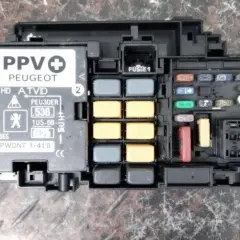 Boîtier de fusibles Peugeot 3008 phase 1, avec étiquette PPV PEUGEOT et divers fusibles colorés.