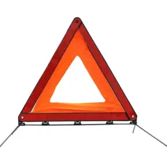 Triangle de signalisation orange, essentiel pour la sécurité sur la route, prêt à être placé sur une voiture en cas d'urgence.