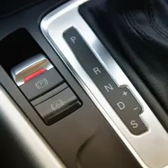 Bouton de frein à main électrique avec levier de vitesses automatique.