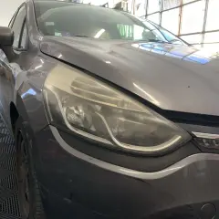 Phare de voiture gris terne, signe d'une baisse d'intensité lumineuse.