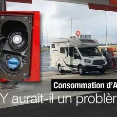 Un camping-car à une station-service, avec un gros plan sur le bouchon de remplissage d'AdBlue. La consommation d'AdBlue est-elle un problème ?