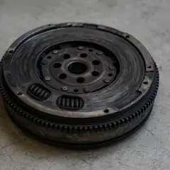 Volant moteur usé, avec ses ressorts visibles. Un volant moteur HS peut-on rouler ? Probablement pas longtemps.