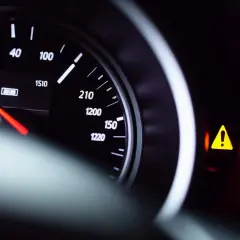 Tableau de bord d'une Peugeot 208 avec voyant de pression des pneus allumé. Il est temps de réinitialiser le voyant pression pneu Peugeot 208.