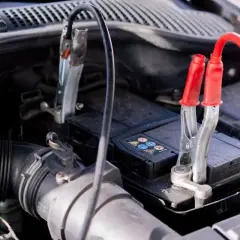 Câbles de démarrage connectés à une batterie de voiture. Si votre démarreur est en panne, voici comment démarrer.