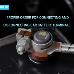 Gros plan sur le branchement batterie voiture, montrant les terminaux et les câbles. L'image illustre l'ordre correct pour connecter et déconnecter les bornes.