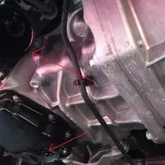 Vue détaillée du moteur d'une Scenic 3, montrant le carter d'huile et le filtre, lors d'une vidange.