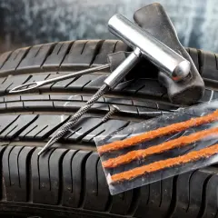 Kit de réparation pneu mèche pour prolonger la durée de vie de votre pneu. Outil et mèches sur un pneu usé.