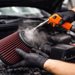 Maintenez votre moteur en pleine forme : découvrez comment nettoyer un filtre à air avec un pistolet à air comprimé.