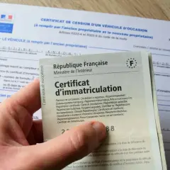 Carte grise d'une voiture électrique, document officiel français pour l'immatriculation.