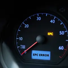 Tableau de bord d'une Volkswagen avec le voyant EPC allumé, indiquant une erreur.