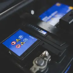 Batterie de Renault Captur, avec symboles de sécurité. La durée de vie batterie renault captur dépend de son entretien.