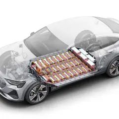 Vue éclatée d'une voiture électrique montrant le bloc batterie, essentiel à la durée de vie batterie voiture électrique.