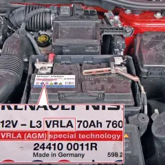Emplacement batterie Ford Transit : une batterie VRLA AGM 12V 70Ah 760A, fabriquée en Allemagne.