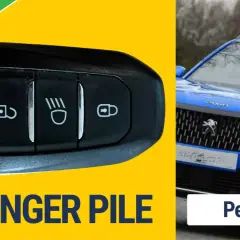 Clé Peugeot et voiture bleue. Tutoriel facile pour savoir comment changer la pile d'une clé de voiture Peugeot.