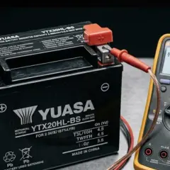 Testez votre batterie avec un multimètre pour savoir si la batterie de la voiture est morte. L'appareil affiche 12,65V.
