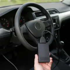 Diagnostic outil branché dans la voiture, j'espère que ma voiture ne démarre plus à cause de ça.