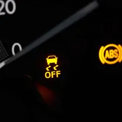 Tableau de bord d'une esp voiture : le témoin ESP est désactivé, le voyant ABS est allumé.