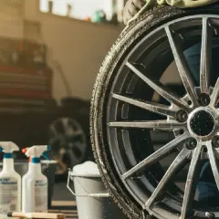 Apprenez comment nettoyer les jantes de voiture avec des produits et une éponge. Un nettoyage méticuleux pour un éclat parfait.
