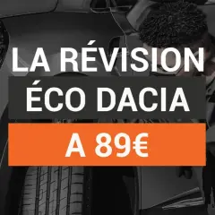 La révision éco Dacia Sandero à partir de 89€. Un mécanicien examine le véhicule.