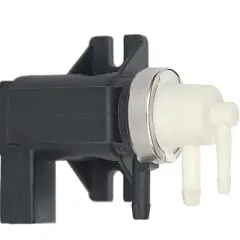 Pièce automobile noire et blanche, potentiellement liée aux symptômes de turbo HS.