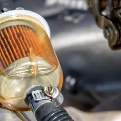 Filtre à gasoil transparent, plein de liquide. Faut-il changer le filtre à gasoil à chaque vidange ? La réponse est souvent oui pour une bonne santé moteur.