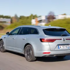 Vue arrière d'une Renault Talisman break argentée en mouvement. L'entretien de ce véhicule est essentiel pour sa longévité.