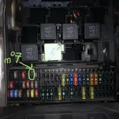 Boîte à fusibles d'une New Beetle. Un fusible 7.5A est entouré en vert, prêt à être remplacé.