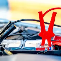 Pinces de démarrage connectées à la batterie pour démarrer une voiture sans démarreur.