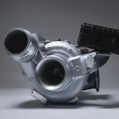 Turbocompresseur argenté avec une wastegate noire. Le cœur du moteur, prêt à déchaîner sa puissance.