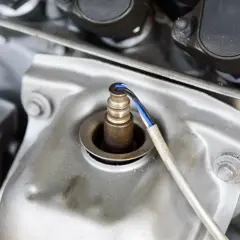Détail du fonctionnement d'un détrompeur de sonde lambda sur un moteur. Le capteur est visible avec ses fils.