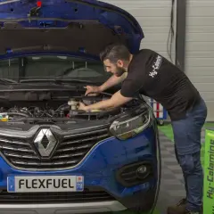 Mécanicien effectuant un décalaminage moteur essence. Avis positifs sur cette méthode de dépollution.