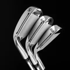 Trois fers de golf brillants, numérotés 5, 7 et PW, prêts pour une révision de golf 7.
