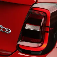 Feu arrière rouge d'une Fiat 500, prêt pour un changement d'ampoule. Le logo "500" est visible.