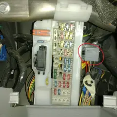 Boîtier de fusibles et relais dans une Twingo 1. Le relais de la centrale clignotant est entouré en rouge.