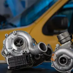 Deux turbos, un échange standard ou neuf, prêts à redonner vie à un moteur. L'un est plus grand, l'autre plus compact, tous deux symboles de puissance retrouvée.