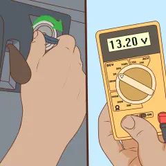 Main gauche insère une clé dans un contacteur. Main droite tient un multimètre affichant 13.20V, indiquant un problème de batterie qui ne charge pas avec chargeur.