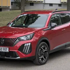 Peugeot 2008 rouge garé, idéal pour connaître le tarif révision Peugeot 2008.